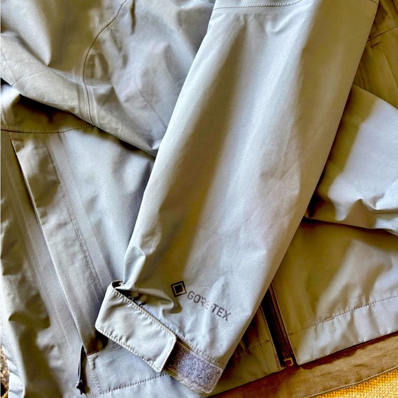 Worn Once! Outdoor Research Women’s Aspire II Gortex Raincoat Jacket Nimbus S - Picture 5 of 8